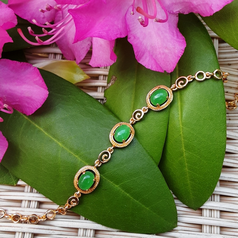 NWOT Vintage Style Gold Swirl Bracelet